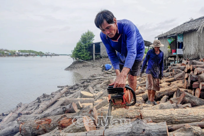 "Bám trụ" với nghề hầm than