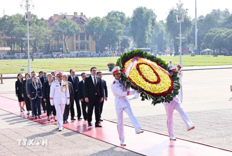 Chủ tịch Quốc hội Armenia Alen Simonyan vào Lăng viếng Chủ tịch Hồ Chí Minh và thăm Văn Miếu-Quốc Tử Giám
