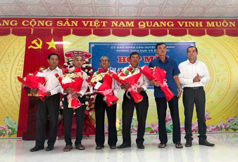 Huyện Hòa Bình: Họp mặt kỷ niệm 42 năm Ngày Nhà giáo Việt Nam
