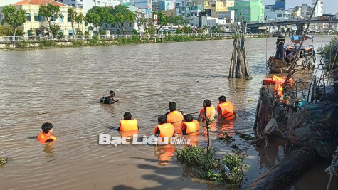 Giặt đồ trên ghe, một thanh niên rơi xuống sông tử vong