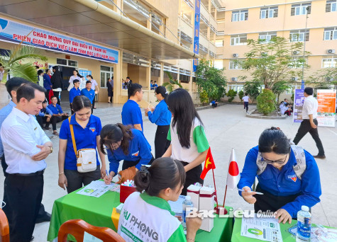 Gần 700 học sinh, sinh viên, thanh niên và người lao động tham gia Phiên giao dịch việc làm tỉnh