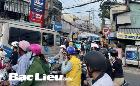 Ùn tắc giao thông vì dựng rạp án ngữ dưới lòng đường