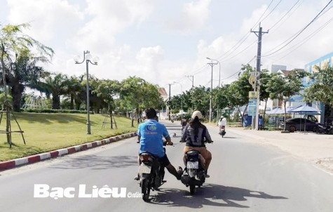 Không đội mũ bảo hiểm, còn “kè” thêm xe khác