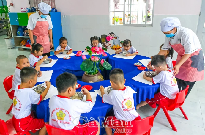 Chăm sóc bữa ăn bán trú cho trẻ