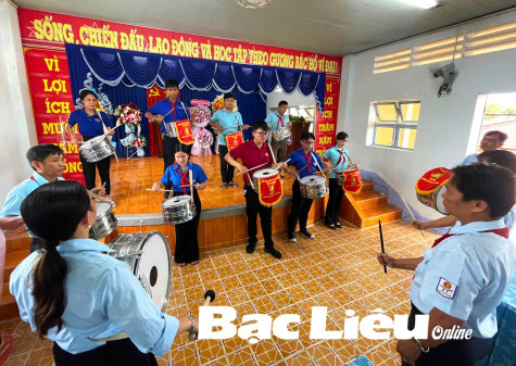 Tổng phụ trách, Chủ tịch Hội đồng Đội phường, xã sinh hoạt Câu lạc bộ “Khăn hồng tình nguyện - Chắp cánh yêu thương”