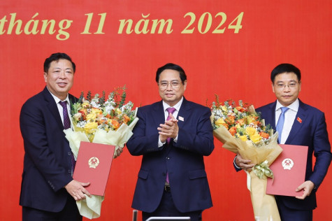 THỦ TƯỚNG TRAO QUYẾT ĐỊNH BỔ NHIỆM VÀ GIAO NHIỆM VỤ CHO 2 TÂN BỘ TRƯỞNG