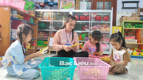 Cô giáo mầm non yêu nghề, mến trẻ