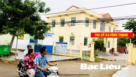 Vô tư chạy xe máy “đầu trần” trong trung tâm xã
