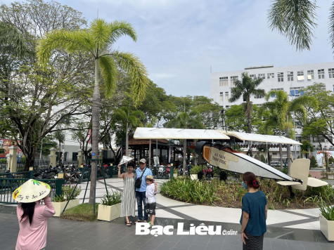 Nhà sản xuất phim “Công tử Bạc Liêu”: Tặng chiếc máy bay chế tác gần 500 triệu đồng cho Bạc Liêu