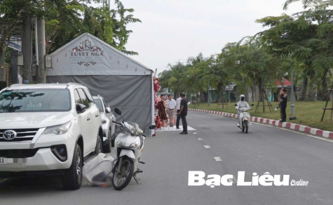 Rạp lại lấn đường