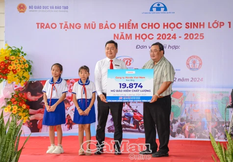 Trao tặng 105 mũ bảo hiểm cho học sinh lớp 1