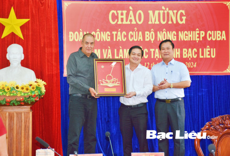 Bộ trưởng Bộ Nông nghiệp Cuba tìm hiểu mô hình sản xuất lúa - tôm tại Bạc Liêu