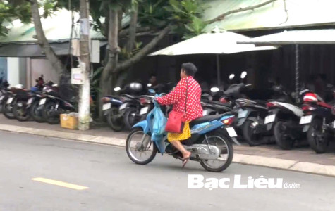 Người phụ nữ điều khiển xe máy quanh năm không… đội mũ bảo hiểm