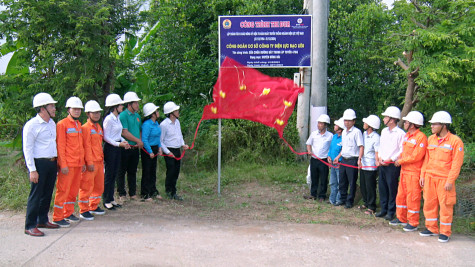 Điện lực Bạc Liêu: Gắn biển công trình chào mừng kỷ niệm 70 năm Ngày truyền thống ngành Điện lực Việt Nam