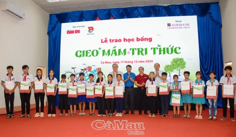 Báo Tuổi Trẻ trao học bổng cho 200 học sinh Cà Mau khó khăn