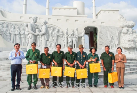 Đoàn đại biểu Quốc hội thăm, tặng quà cựu chiến binh tại thị trấn Sông Đốc