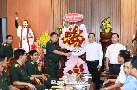 Đảng ủy, Bộ Tư lệnh Quân khu 9 đến thăm, chúc mừng lễ Giáng sinh năm 2024 tại Bạc Liêu