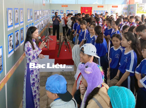 Trên 200 giáo viên - học sinh tham quan triển lãm chuyên đề “Quân đội nhân dân Việt Nam 80 năm xây dựng, chiến đấu và trưởng thành”