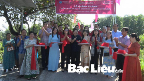 Khánh thành cầu giao thông nông thôn và tặng quà Tết cho gia đình chính sách huyện Đông Hải