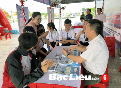 Hội chợ việc làm huyện Hòa Bình năm 2024: Mở ra cơ hội du học, việc làm cho nhiều đối tượng
