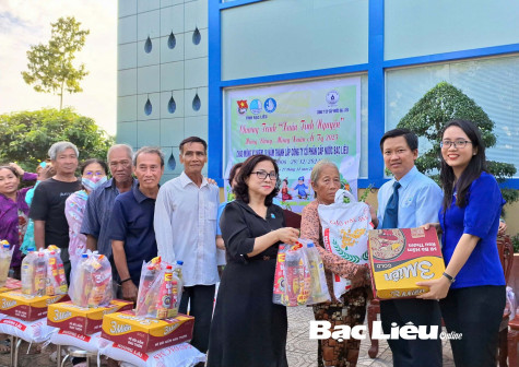 Tặng 200 suất quà cho người dân, trẻ em có hoàn cảnh khó khăn trước thềm năm mới 2025