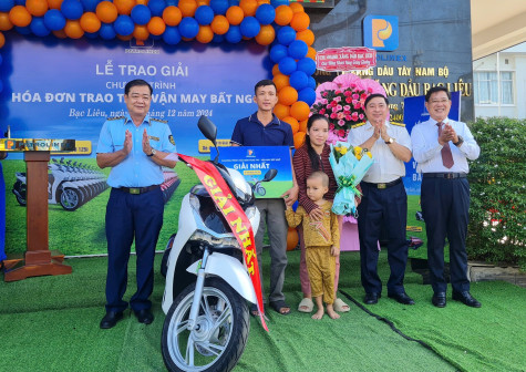 Petrolimex Bạc Liêu trao thưởng chương trình “Hóa đơn trao tay - Vận may bất ngờ”