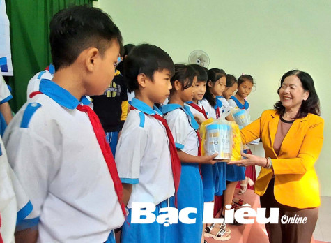 Trao 120 suất học bổng, sữa, quà cho trẻ em, người dân có hoàn cảnh khó khăn