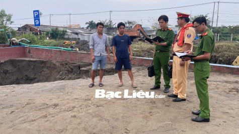 Kiểm tra, phát hiện 2 xà lan chở cát không hóa đơn