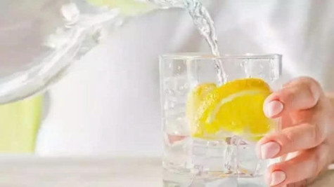 Lý do nên uống nước ấm pha chanh mỗi sáng