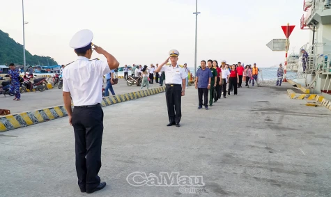 Thăm tặng quà cán bộ, chiến sĩ, Nhân dân xã đảo Thổ Châu