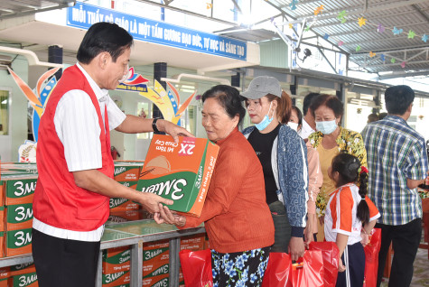 Hội Chữ thập đỏ tỉnh: Trao hơn 500 suất quà trị giá trên 275 triệu đồng cho người dân khó khăn