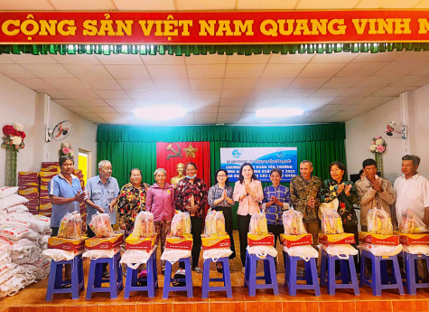 Hội LHPN tỉnh: Trao tặng 100 phần quà Tết cho người dân khó khăn