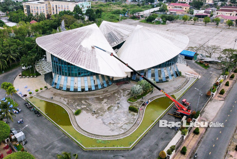 Vệ sinh mái Nhà hát 3 nón lá để phục vụ Nhân dân vui xuân, đón tết