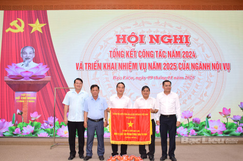 Sở Nội vụ Bạc Liêu nhận Cờ thi đua của Chính phủ về thành tích tiêu biểu, xuất sắc