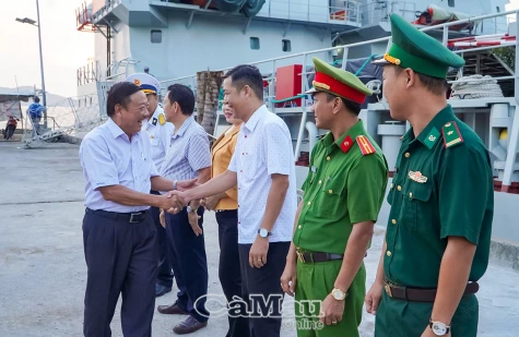 Thăm, tặng quà cán bộ, chiến sĩ đảo Nam Du - điểm cuối hải trình thăm các đảo Tây Nam