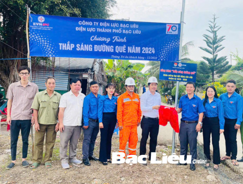 Thành đoàn TP. Bạc Liêu: Phối hợp thực hiện và bàn giao công trình “Thắp sáng đường quê”