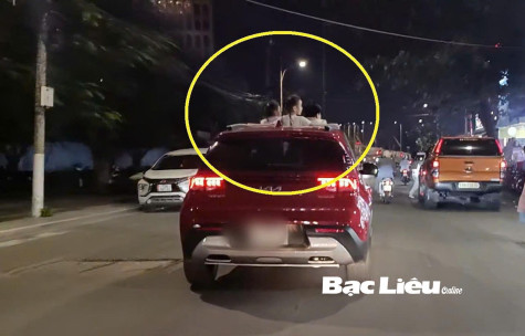 Cảnh báo nguy hiểm khi trẻ em “hóng gió” qua cửa sổ trời ô tô