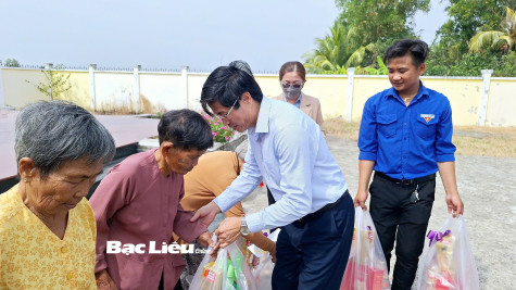 Đoàn cán bộ Tỉnh ủy, HĐND, UBND, Ủy ban MTTQ Việt Nam tỉnh và huyện Hòa Bình: Thăm, chúc Tết Khu căn cứ Đôn Bơ - Cựa Gà