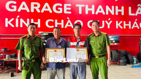 Khen thưởng 2 quần chúng có thành tích truy bắt tội phạm