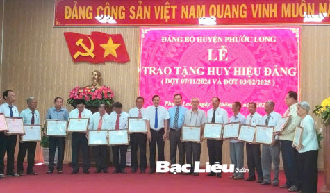 Trao tặng Huy hiệu Đảng cho 40 đảng viên