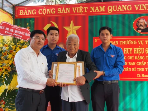 Đồng chí Đặng Thành Học, nguyên Bí thư Tỉnh uỷ Cà Mau nhận Huy hiệu 65 năm tuổi Đảng