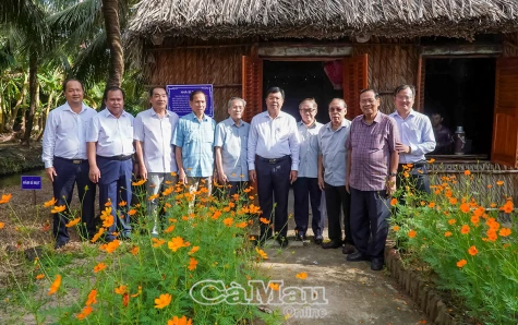 Lãnh đạo tỉnh thăm, tặng quà tại Khu căn cứ Tỉnh uỷ Xẻo Đước