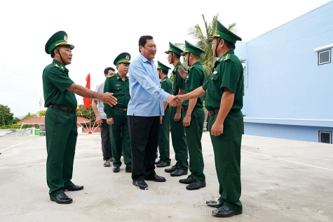 Phó chủ tịch UBND tỉnh Lâm Văn Bi chúc tết cán bộ chiến sĩ và Nhân dân Hòn Chuối