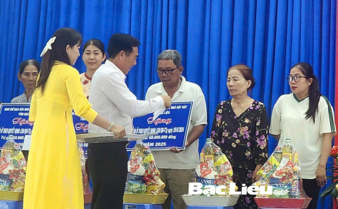 Bàn giao 81 căn nhà và tặng 100 suất quà tết cho hộ nghèo, cận nghèo ở TX. Giá Rai
