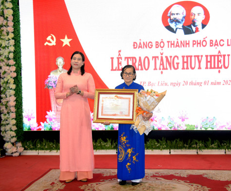 TP. Bạc Liêu trao tặng Huy hiệu Đảng cho 58 đảng viên