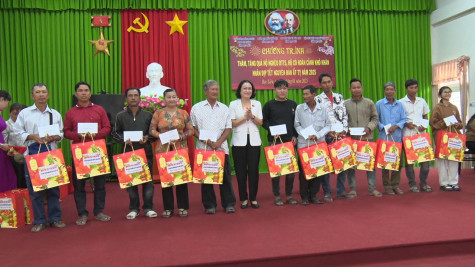 Phó Chủ tịch Hội đồng Dân tộc của Quốc hội tặng quà tết cho người nghèo huyện Đông Hải
