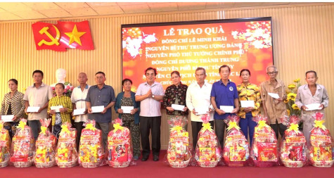 Huyện Hồng Dân: Tặng 135 suất quà tết cho hộ nghèo, cận nghèo