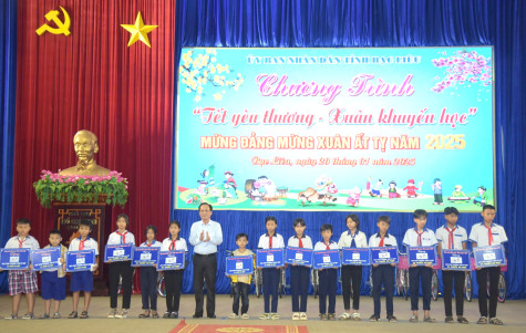 1.000 suất quà hỗ trợ học sinh - sinh viên vui xuân đón tết