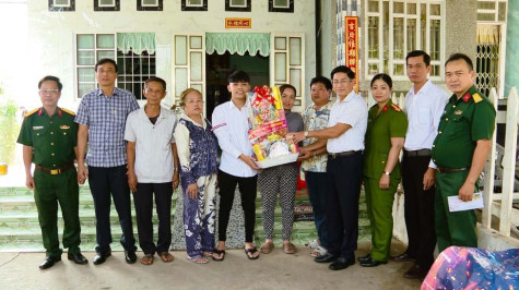 Thăm, động viên thanh niên huyện Hòa Bình chuẩn bị nhập ngũ