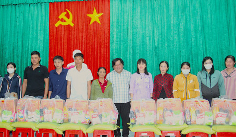Tặng quà Tết cho hộ dân tộc thiểu số và hội viên nông dân